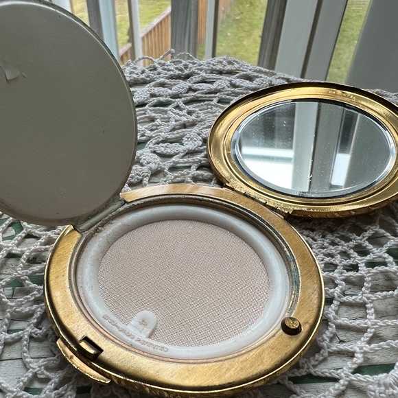Vintage Kigu Compact w/Mirror & Powder Compartment - Picture 6 of 8